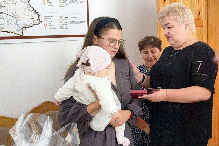 На Волині дружина з маленькою донечкою отримали посмертну нагороду рідного Героя