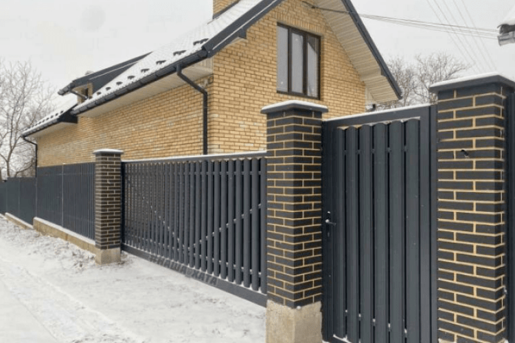 Чому вироби від Forostina найкращий варіант для огорож та покрівлі