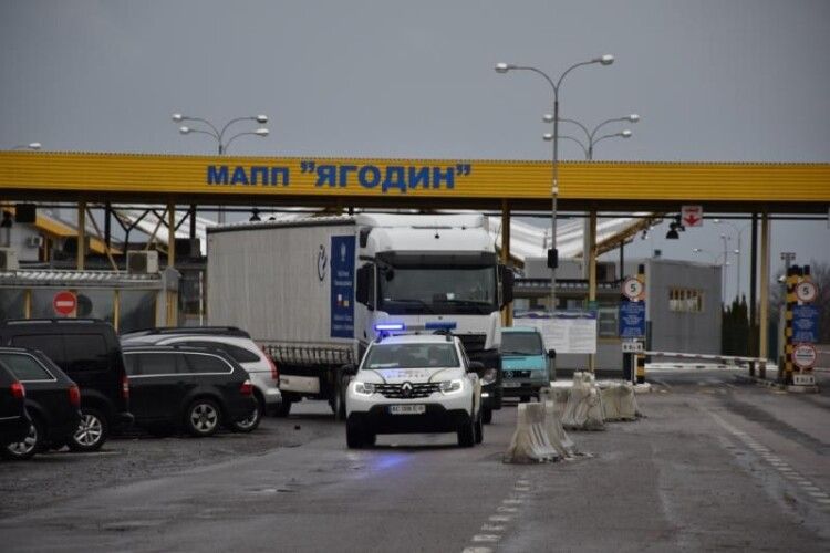 Через «Ягодин» до України в’їхала колона вантажівок з гуманітарною допомогою з Польщі (Відео)