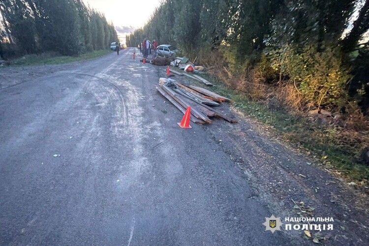 У поліції розповіли подробиці зіткнення автомобіля з підводою на Волині