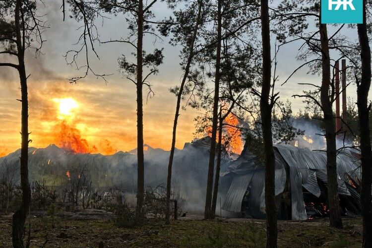 На Волині горить деревообробне підприємство (Фото)