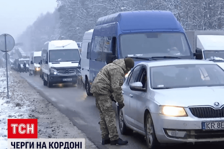 У чергах на польсько-українському кордоні – сотні машин: заробітчани масово їдуть додому