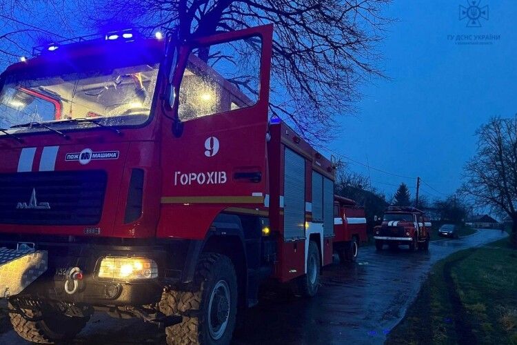 Волинські вогнеборці врятували житло мешканцям села в Луцькому районі