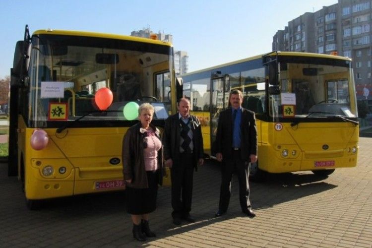 Павлівському ліцею урочисто вручили новий шкільний автобус