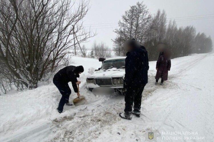 Як волинські поліцейські рятують водіїв зі снігових заметів