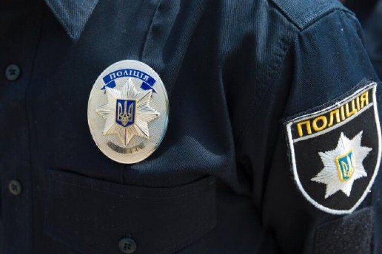 На виборчій дільниці у Глибокій Долині старший сержант поліції Леонід Подерня врятував чоловіка від епілептичного нападу
