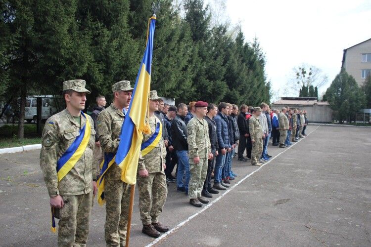 На Волині урочисто відправили до війська молоде поповнення