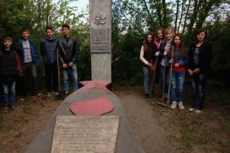 Учні Литовезької школи вшанували воїнів Другої світової війни
