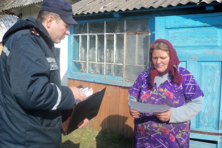Двох жителів Костополя оштрафували за спалювання сухої трави