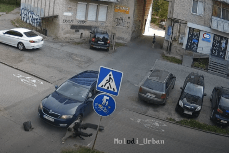 Момент ДТП із самокатом у Луцьку потрапив на камеру (Відео)