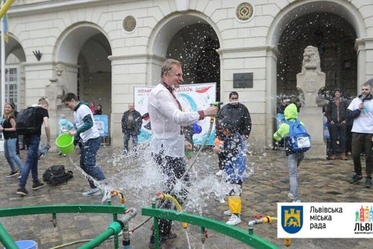 Львівського міського голову посеред міста облили водою