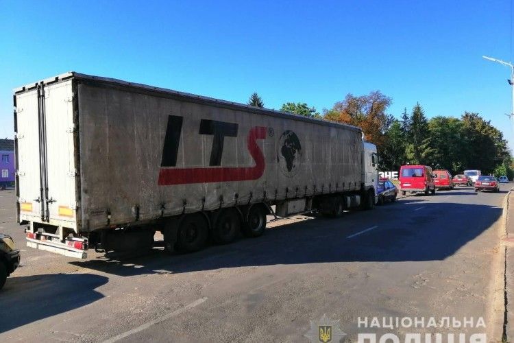 На Рівненщині злапали 30-річного молодика, який перевозив 29 «кубів» сосни з «липовими» документами 