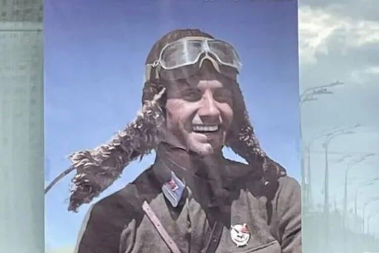 Російські фашисти розбомбили дім легендарного льотчика з України, а потім помістили його фото на пропагандистський плакат (Фото)