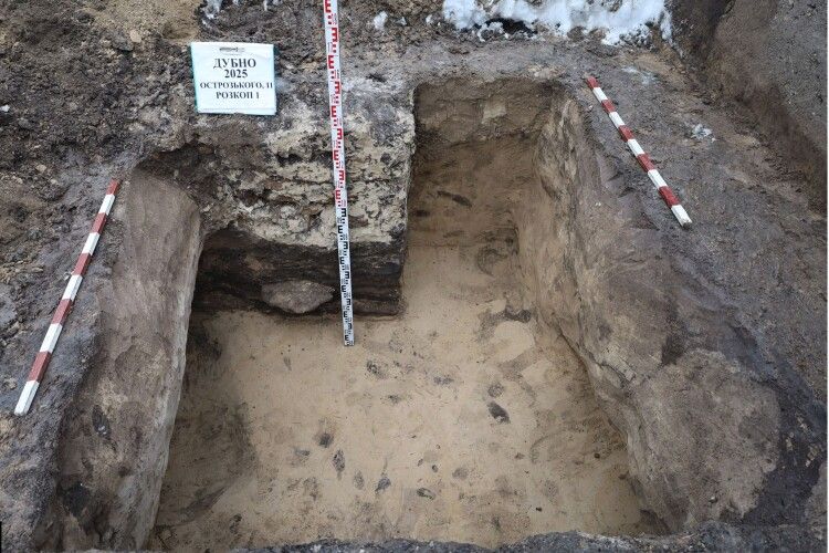 На Рівненщині розкопали давній погріб із сотнями артефактів