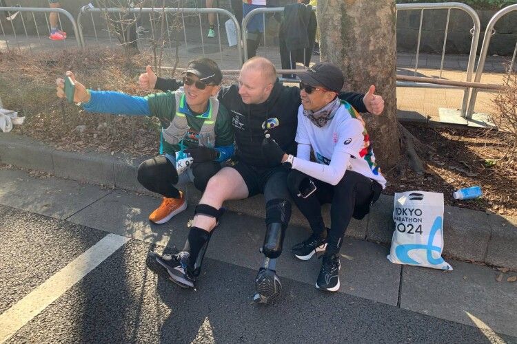 Ветеран-прикордонник здолав марафон у Токіо, щоб допомогти зібрати гроші побратиму на імплант (Фото)
