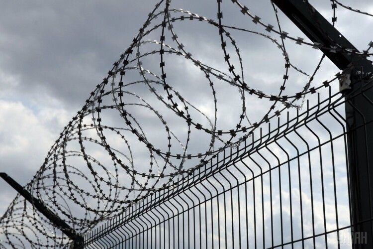 На Волині зловмисник перекидав на територію колонії телефони, алкоголь, карти і... дріжджі