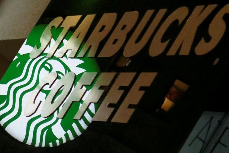 Співробітник кав'ярні Starbucks плював у каву поліцейським