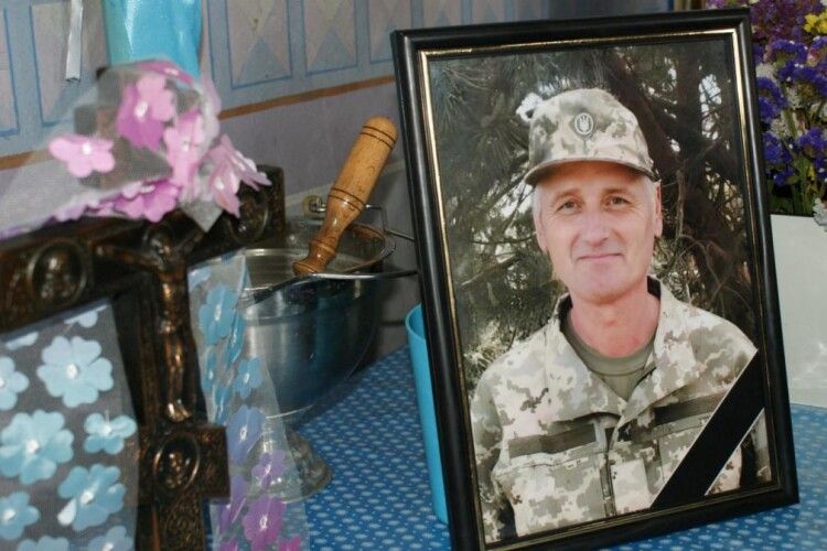 «На свято повернувся в домовині»: на Волині громада провела в останню путь воїна Михайла Беня