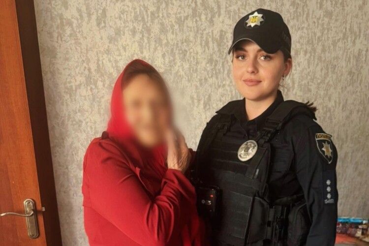 На Волині небайдужі перехожі та поліцейські допомогли пенсіонерці