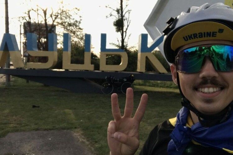 Волонтер, який збирає мільйон на ЗСУ, приїхав до Луцька (Відео)