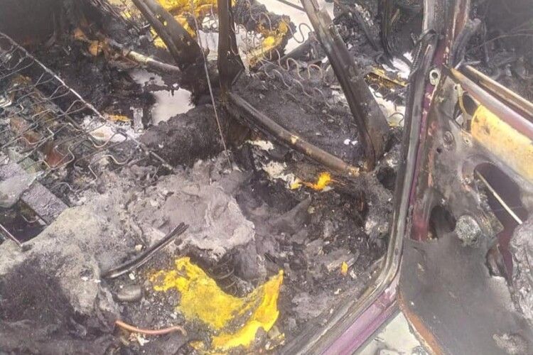 Їхав і спалахнув: у місті на Рівненщині згорів «шедевр» радянського автопрому (Фото)