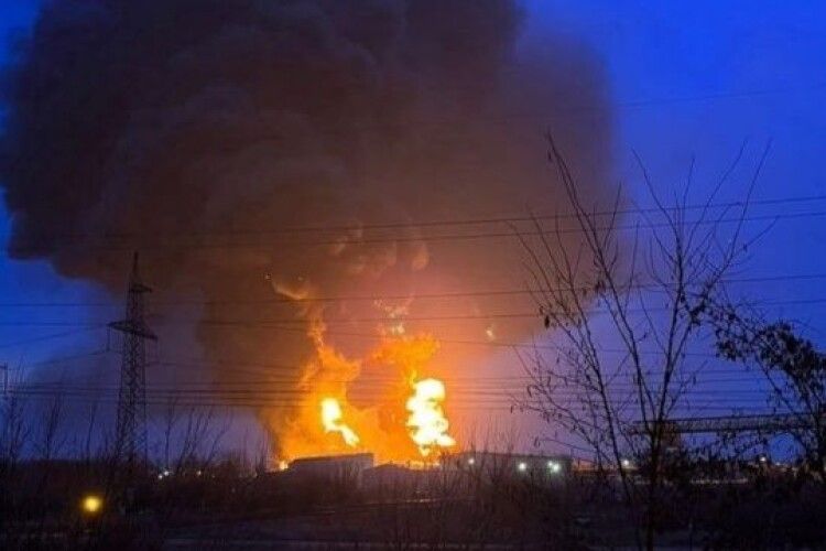 У російському Бєлгороді вибухнула і горить нафтобаза (Відео)