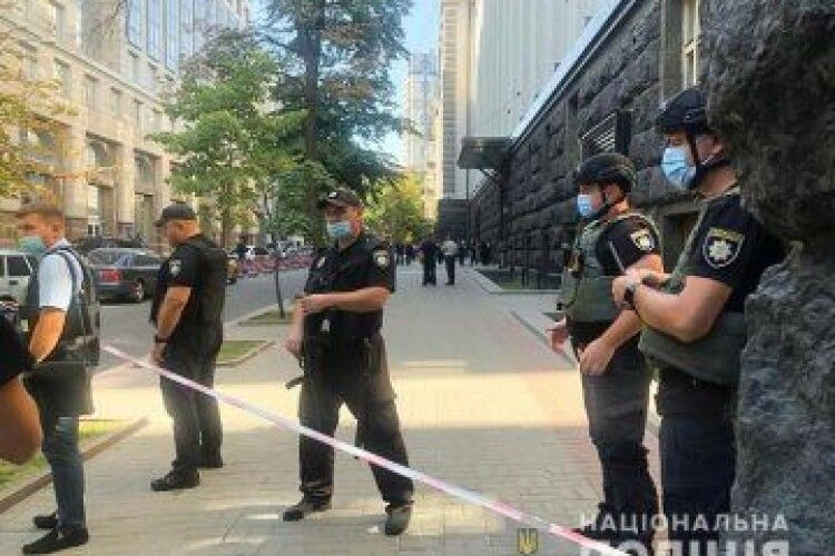 У Києві чоловік з гранатою захопив будівлю Кабінету міністрів: ведуться перемовини