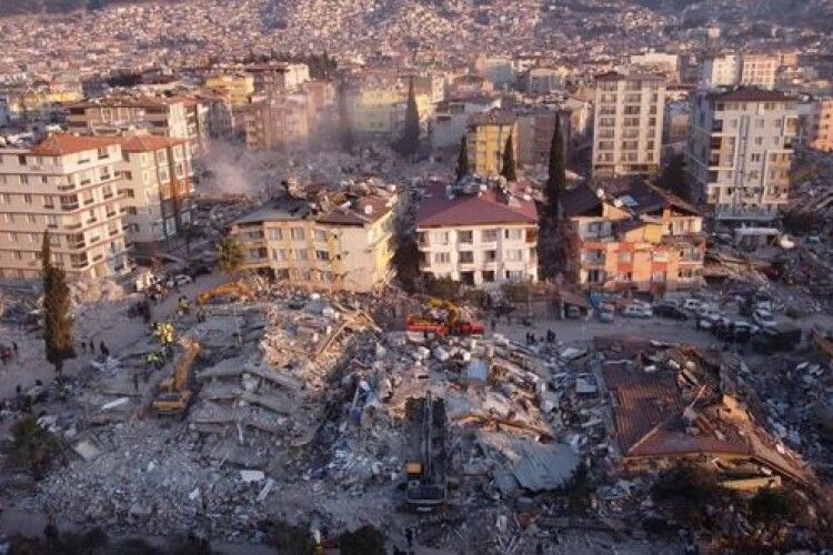 Турецькі рятувальники дістали з-під завалів двох живих людей через 13 днів після землетрусу (Відео)