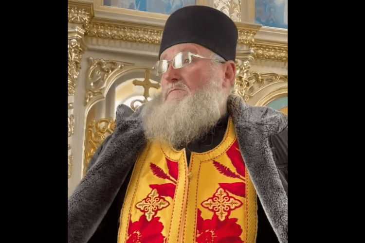 «Не герой, а звичайний покійник»: на Буковині священник УПЦ МП влаштував скандал на похороні Воїна (Відео)