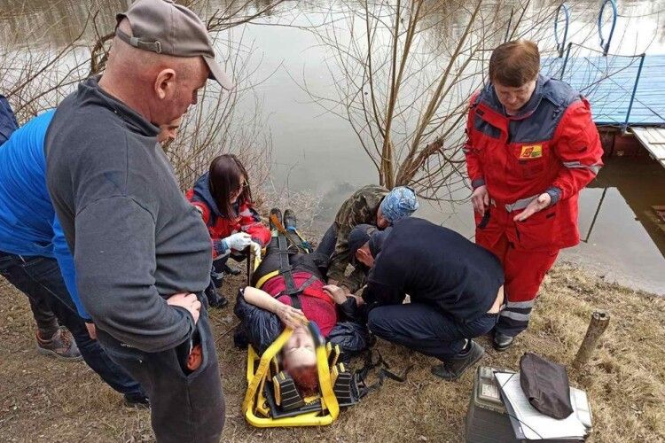 У Чернігові врятували 63-річну жінку, яка впала з пішохідного мосту в Десну