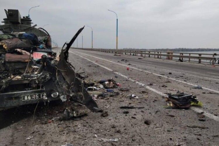 Ворог відійшов: українська авіація завдала удару по москальській бронетехніці у Херсоні