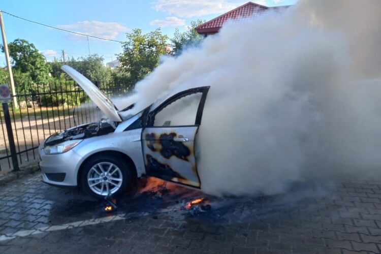 У Луцьку загорілася машина – довелось викликати пожежників (Фото)