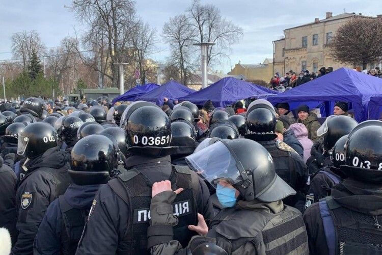 Ірина Геращенко: вимагаємо від поліції припинити силове протистояння з громадянами біля Печерського суду