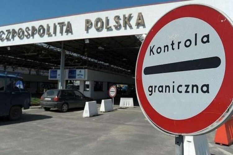 Польські митники затримали українку з купою готівки у багажі