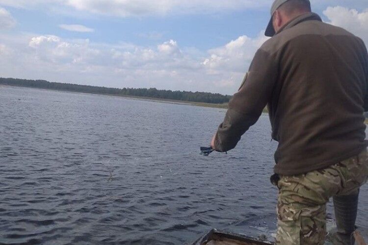 На водоймах Волині вилучили заборонені знаряддя лову