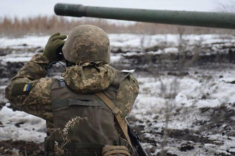 На Донбасі російські окупанти важко поранили українського воїна