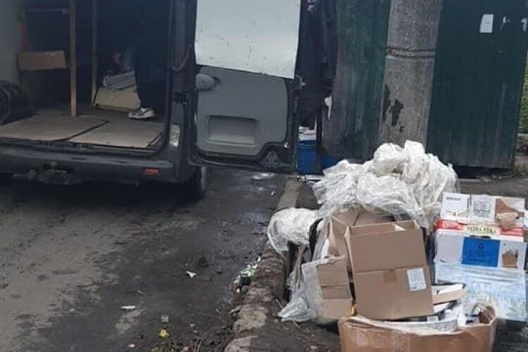 Лучанину, який викинув коробки біля смітника, загрожує штраф