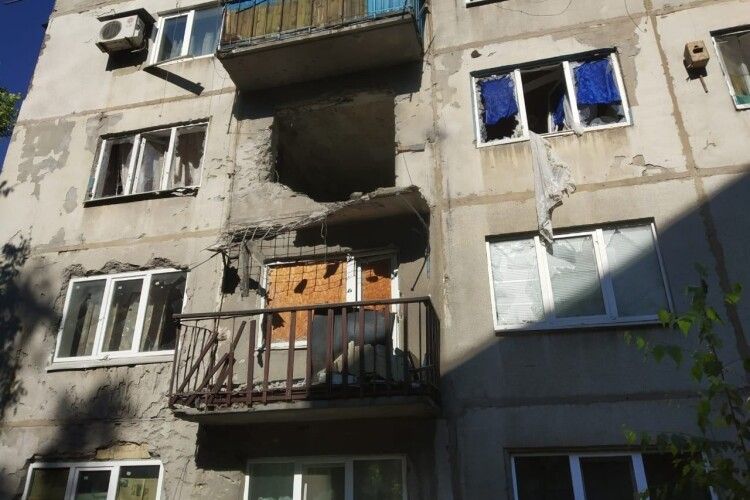 На Луганщині бойовики РФ обстрілюють місцевих жителів, є поранені