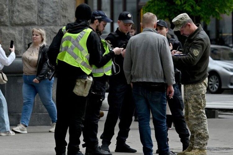 «Війна для бідних»: офіцер ЗСУ розповів, як ТЦК оминають міцних чоловіків на дорогих машинах (Відео)
