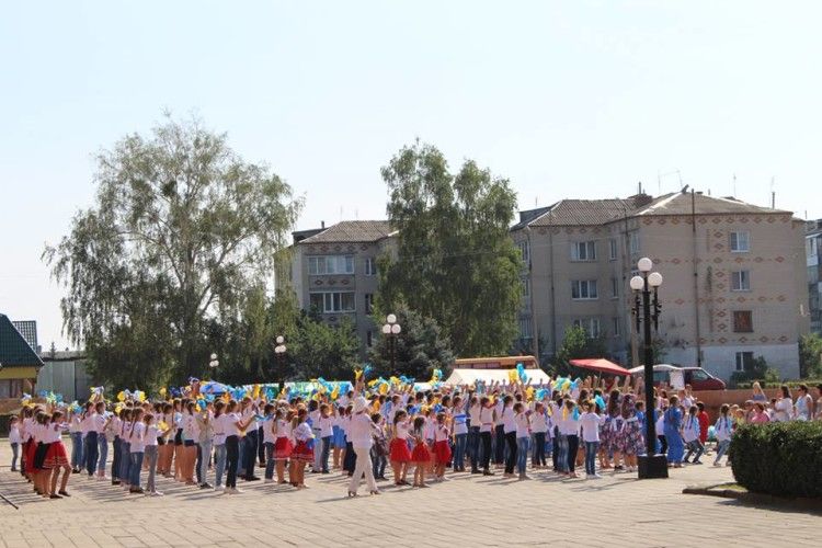 У Маневичах одночасно затанцювало 200 дітей