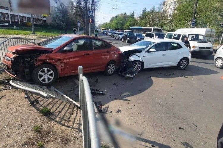 У Луцьку зіткнулися Renault та Hyundai: одну з водійок шпиталізували (Фото)