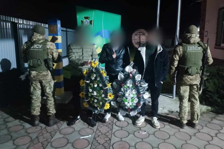 З поминальними вінками на похорон бабусі: на кордоні зловили ухилянтів