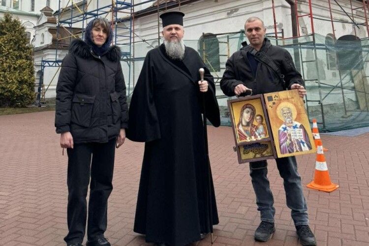 Горохівчани передали на фронт «стоматологічний кабінет» від данців, а митрополиту Епіфанію подарували ікону художника-земляка