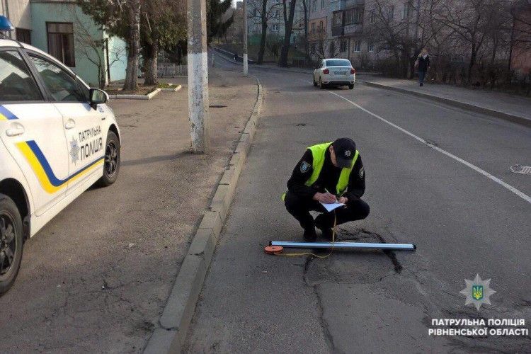 До виборів патрульні Рівненщини планують переміряти глибину всіх ям на дорогах області (фото)