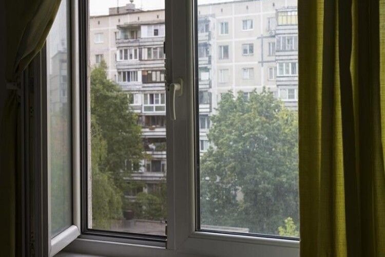 Бабуся викинулася з вікна сьомого поверху і загинула