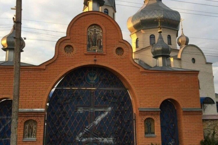 На Рівненщині пошкодили капличку і на воротах церкви УПЦ МП зобразили «Z»