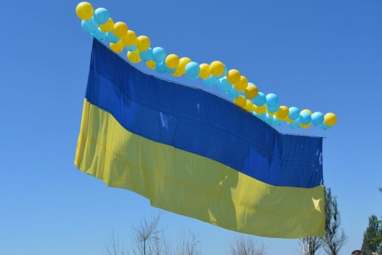 Над окупованим Донецьком замайорів синьо-жовтий прапор (Фото, відео)