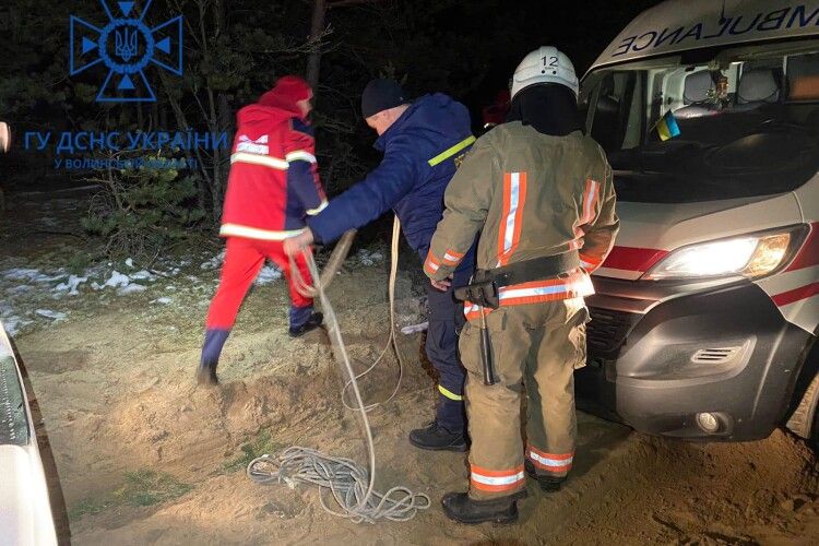 Волинські рятувальники допомогли медикам «швидкої» добратися до пацієнта (Фото)