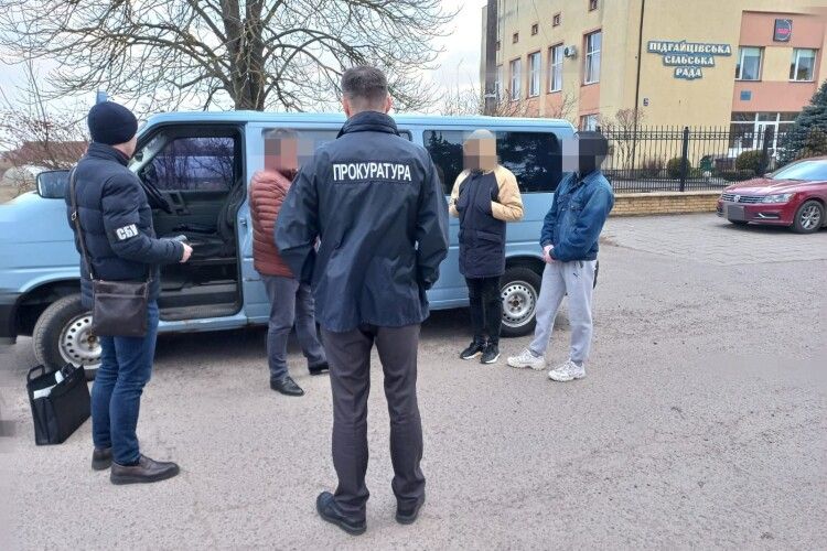 На Волині посадовцю тергромади, якого спіймали на одержанні 4400 доларів хабаря, повідомили про підозру (Фото)
