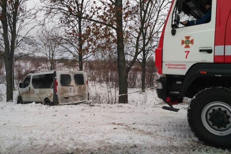 14 разів  за вихідні волинські рятувальники вирушали на допомогу водіям, що потрапили у снігову пастку